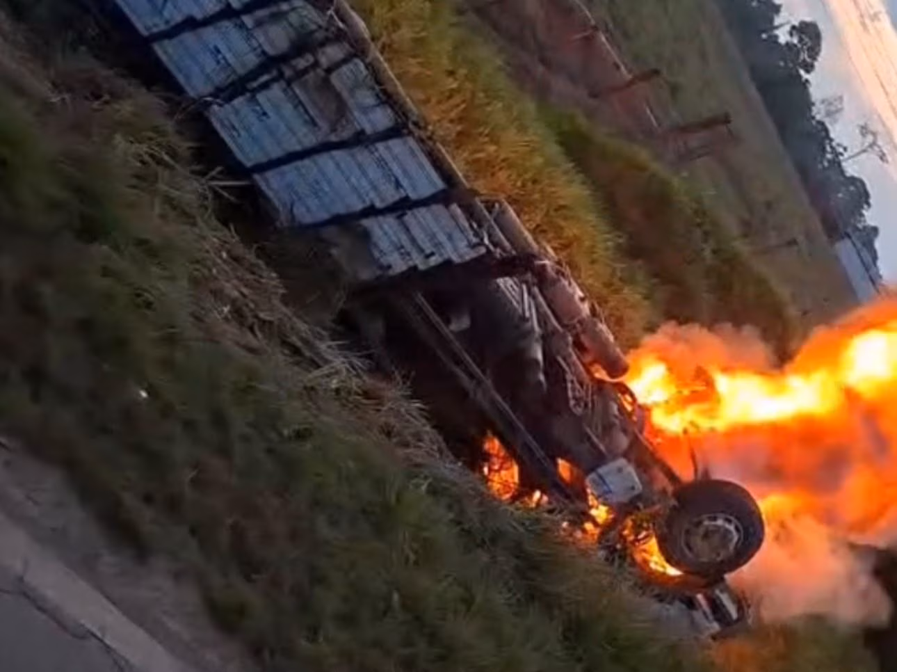 Motorista é resgatado após carreta boiadeira tombar e pegar fogo na BR-364