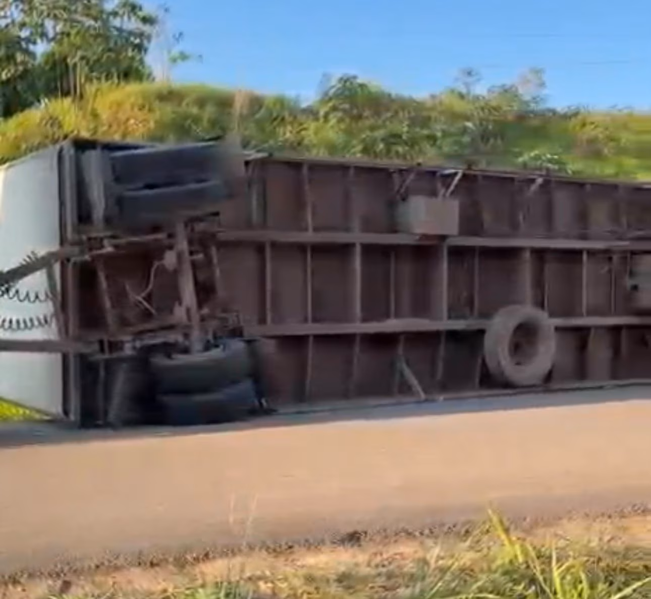 Parte de carreta Julieta tomba na BR-364 entre Sena Madureira e Manoel Urbano