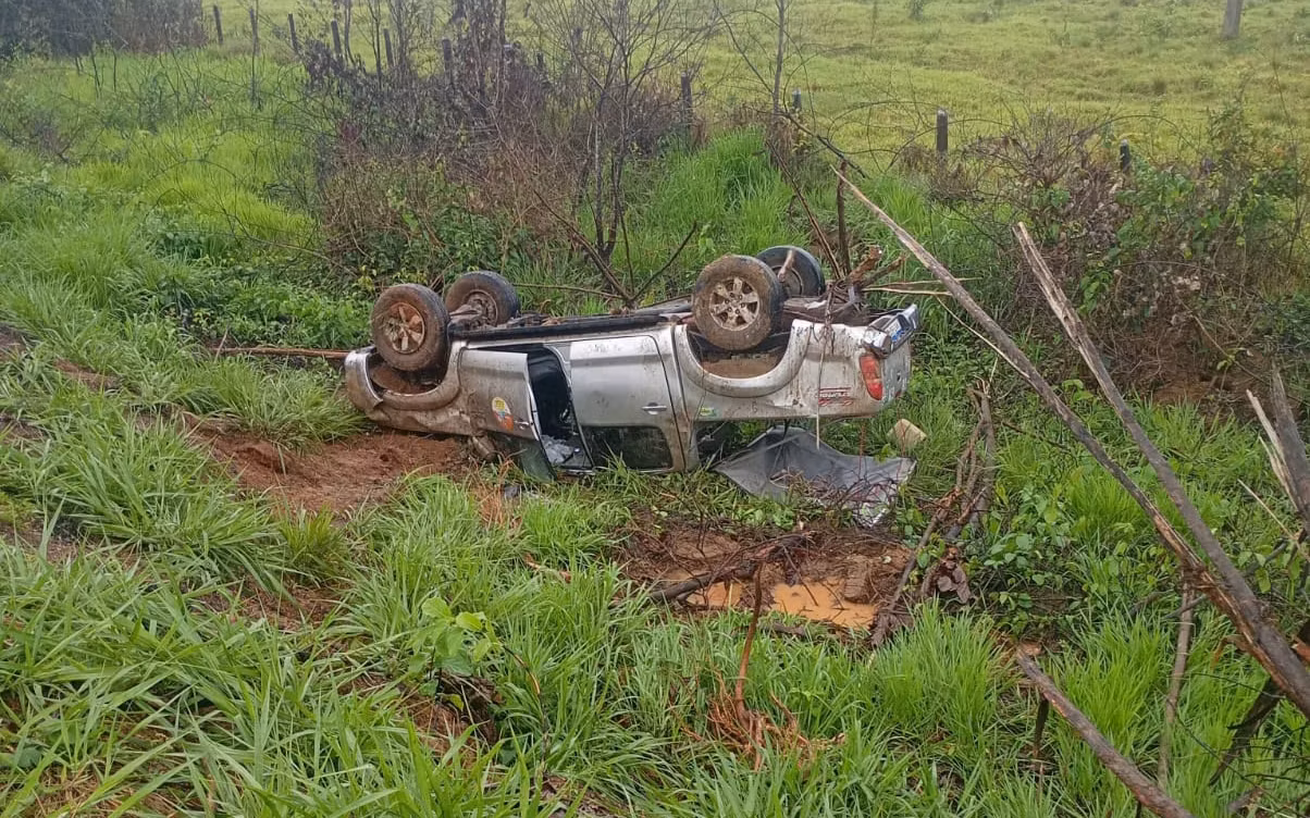 Caminhonete capota após aquaplanar na BR-317 durante forte chuva