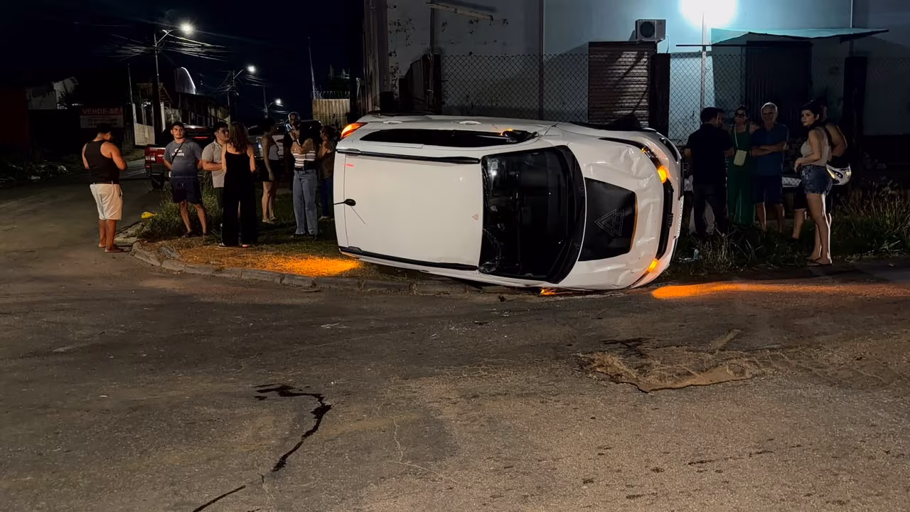 Carro tomba após colisão em cruzamento no bairro Placas, em Rio Branco