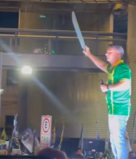 Com facão na mão, Flávio Boslonaro defende castração química