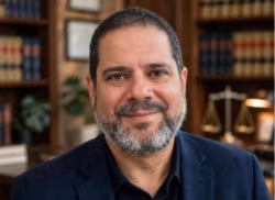 Jornalista Chico Araújo lança livro sobre dependência química e superação