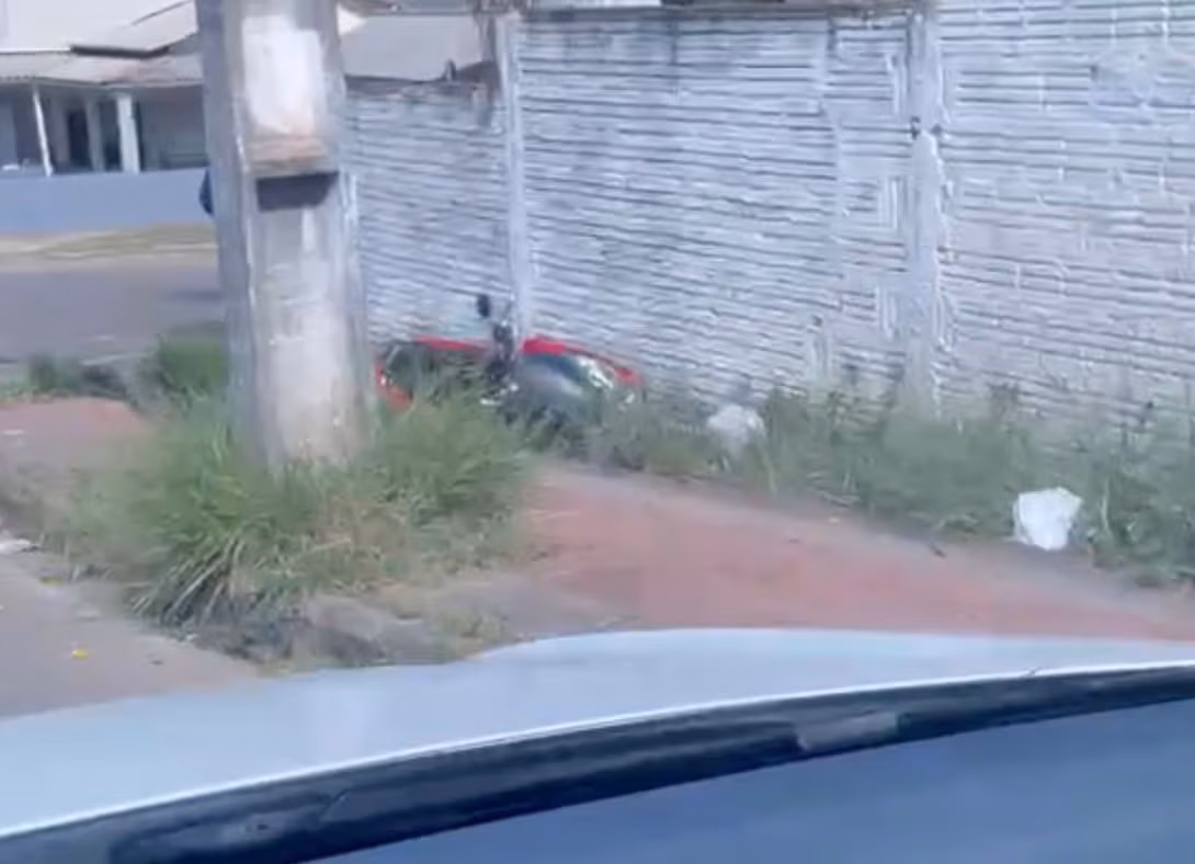 Motociclista fica ferida após colisão com carro no Acre