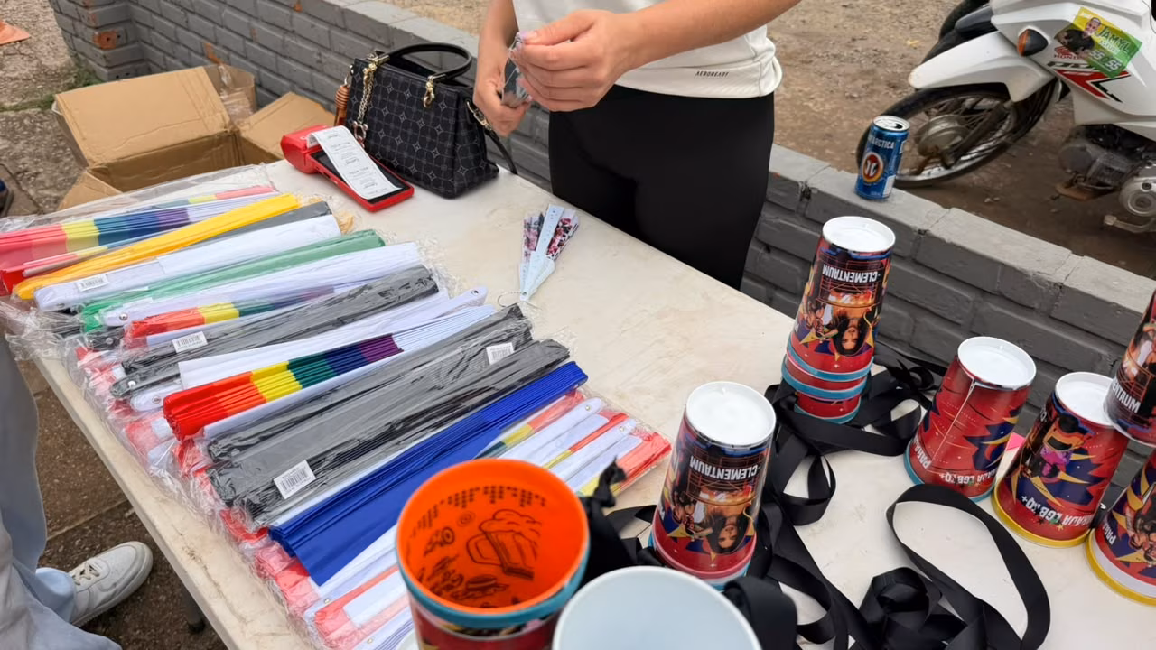 Leques viram destaque entre vendas de ambulantes na 20ª Parada LGBTQIA+