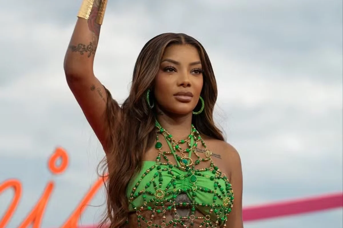 Ludmilla aciona Latam nos tribunais após cancelamento de voo e gasto de R$ 32 mil