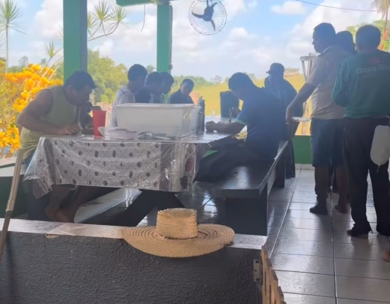 Cozinheira mostra rotina de trabalho em fazenda do Acre e conquista espaço nas redes sociais