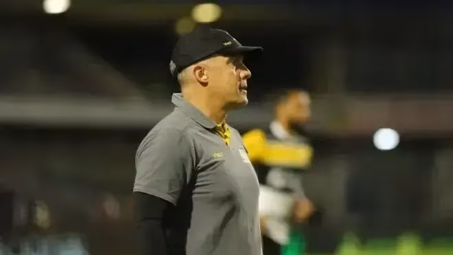 Criciúma: torcida protesta contra Eduardo Baptista, alvo do Internacional