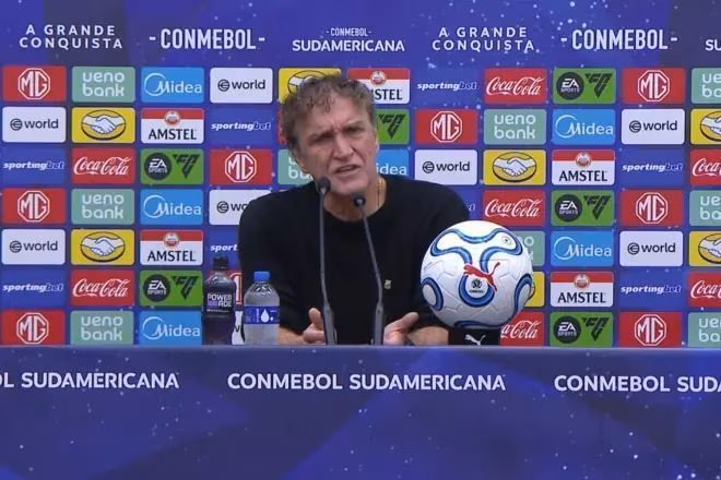 “Oportunista”: Cuca se irrita com repórter após eliminação do Santos