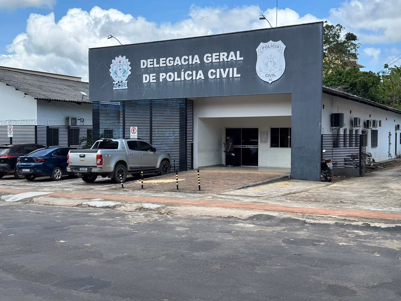O suspeito recebeu voz de prisão e foi encaminhado à Delegacia de Polícia Civil