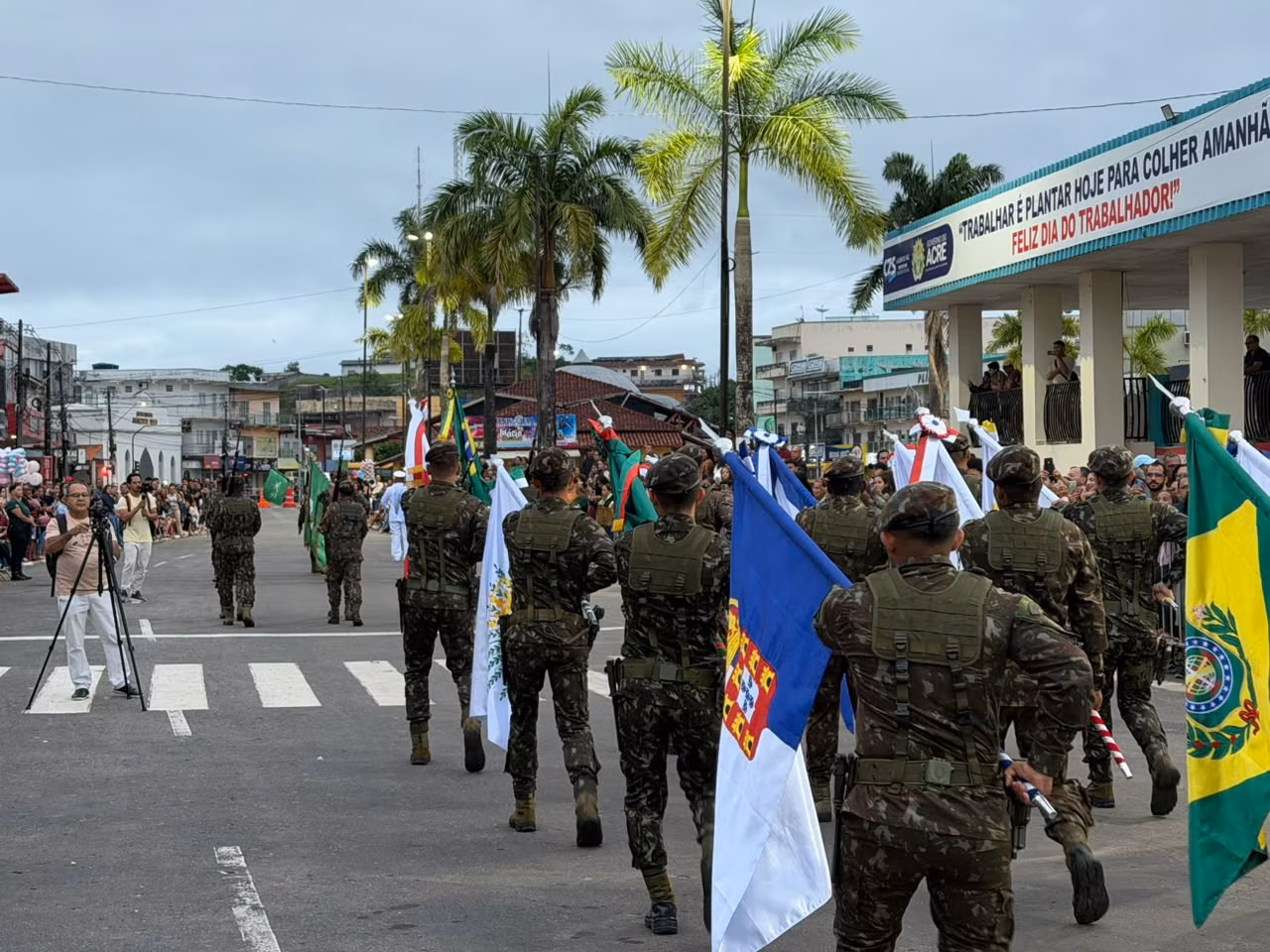 Cruzeiro do Sul reúne população em desfile cívico-militar de 7 de Setembro