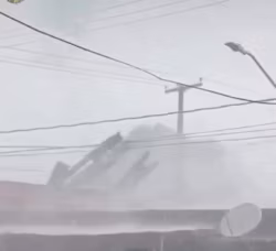 Vendaval durante temporal causa destelhamentos em Porto Velho