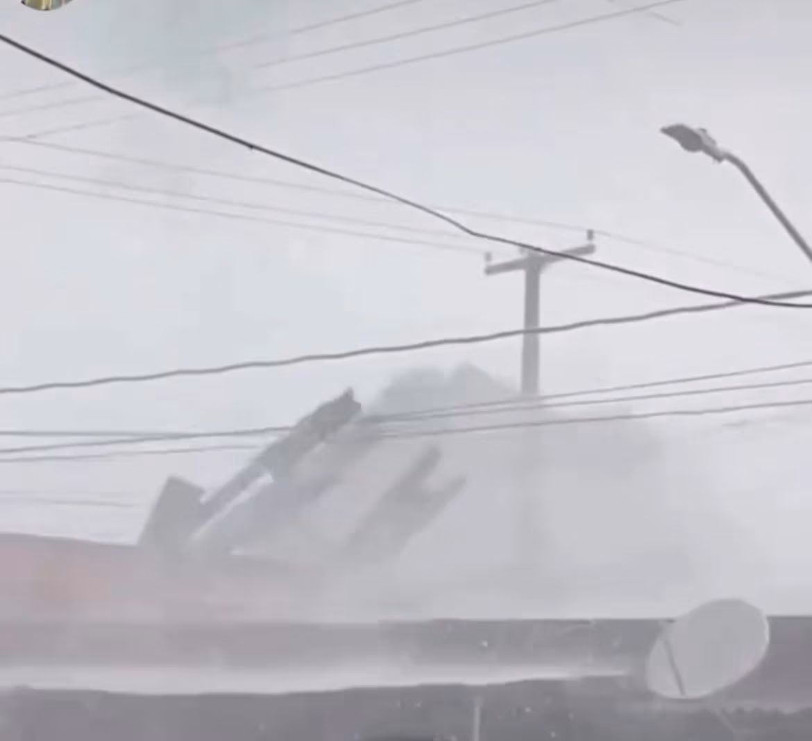 Vendaval durante temporal causa destelhamentos em Porto Velho