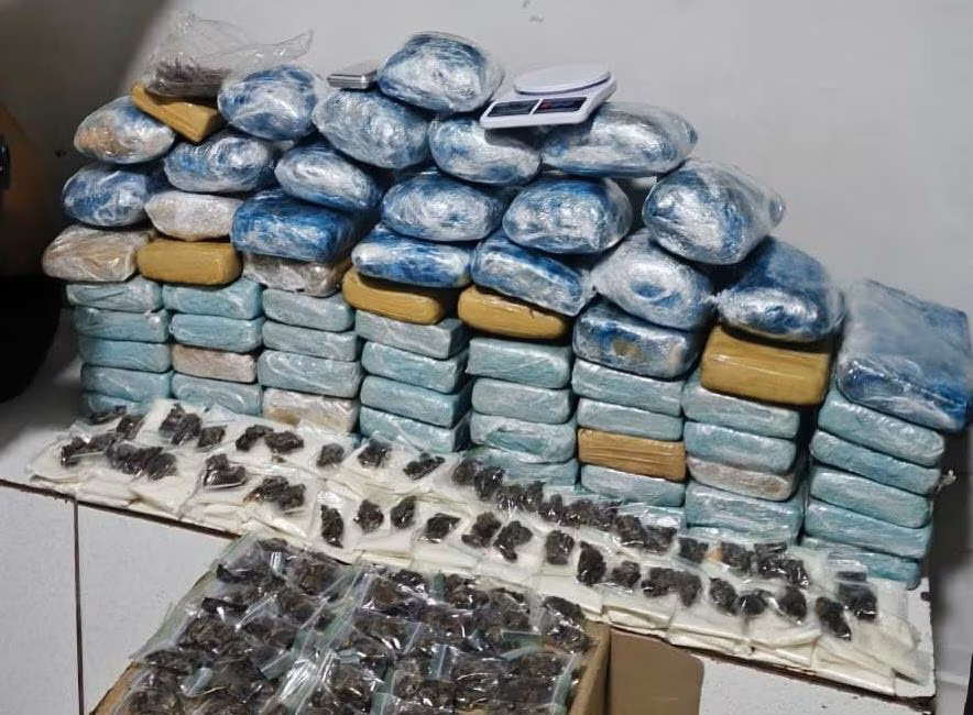 Caixas com cheiro estranho levam polícia a capturar 63 kg de drogas