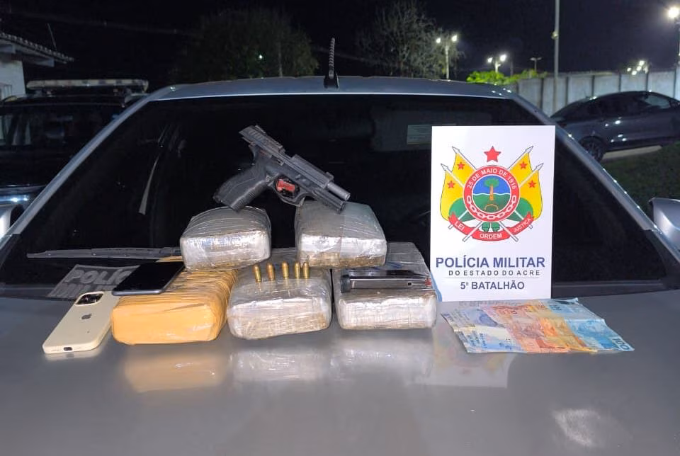 PM encontra 6 kg de skunk e pistola furtada dentro de carro no Acre