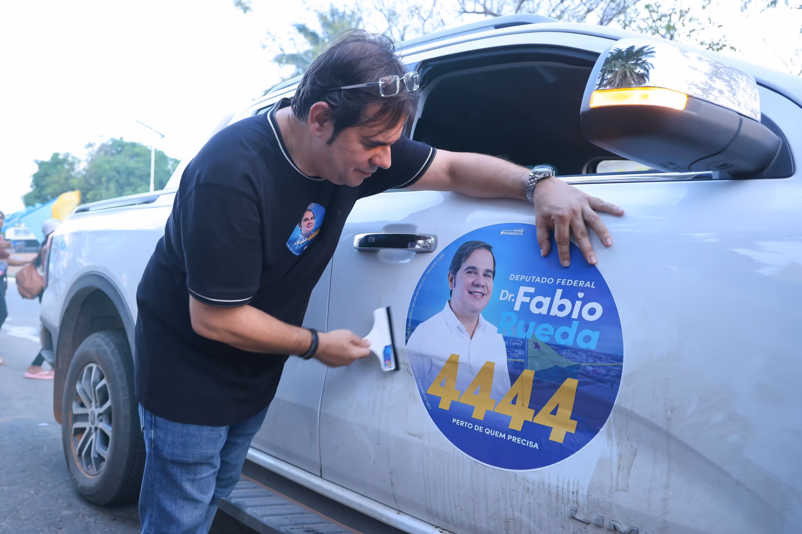 Fábio Rueda reúne centenas de veículos em adesivaço em Rio Branco