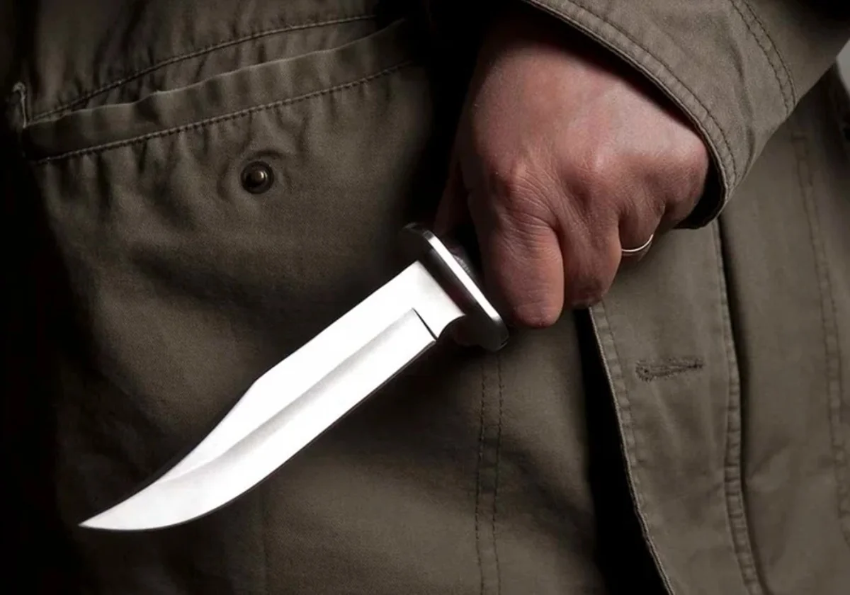 Família se tranca em quarto após homem armado com faca invadir casa