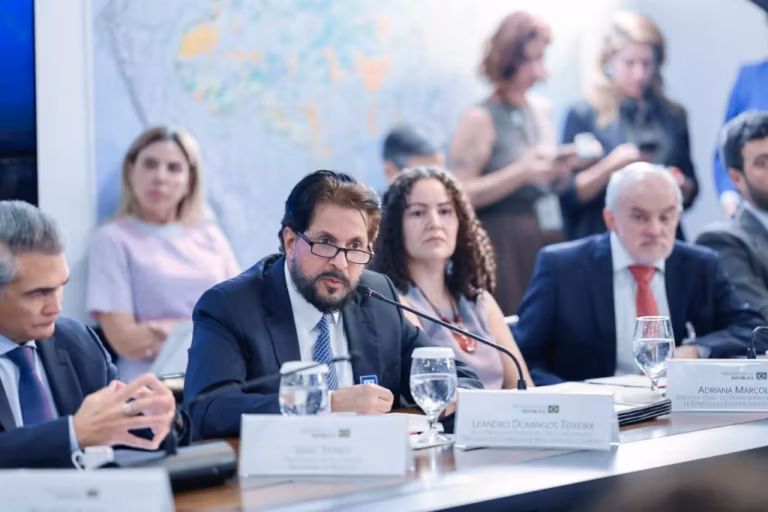 Leandro Domingos durante a reunião no Palácio do Planalto, preferencialmente em registro com o presidente Lula.