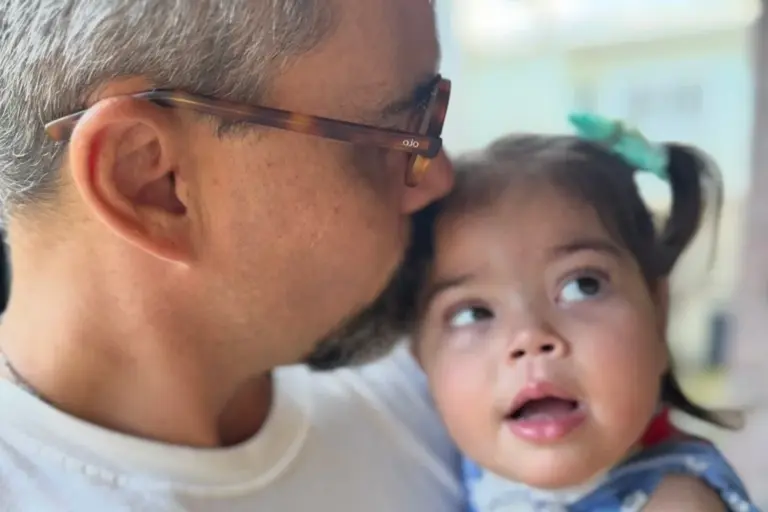 Juliano Cazarré detalha quadro médico da filha de 4 anos