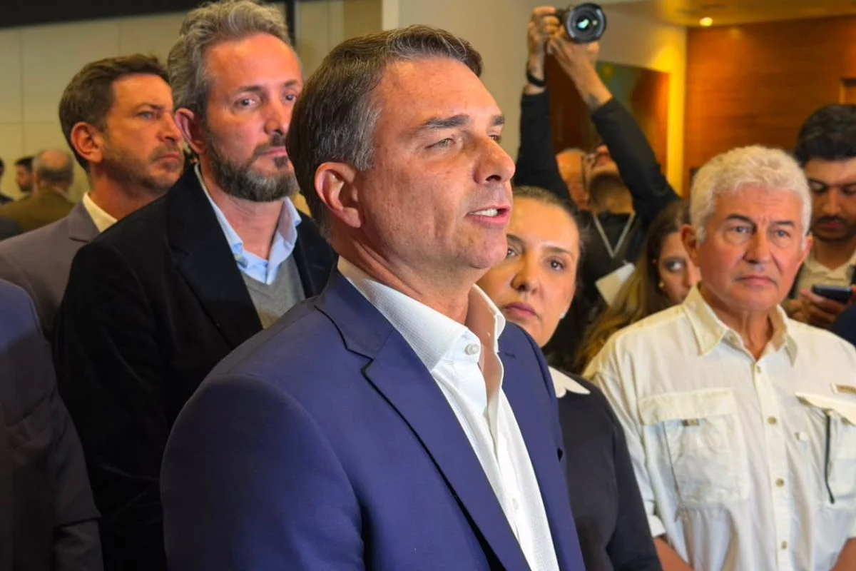 Flávio critica decisão de Dino: “Brasil está sem presidente. Virou várzea”