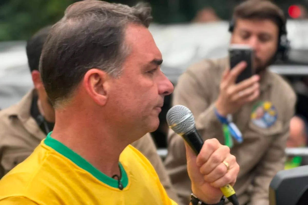 Flávio Bolsonaro ataca governo Lula, cita crise no STF e nega rótulo a estado