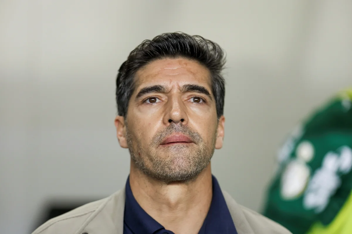 Após efeito suspensivo, Abel ironiza presença de microfones em campo