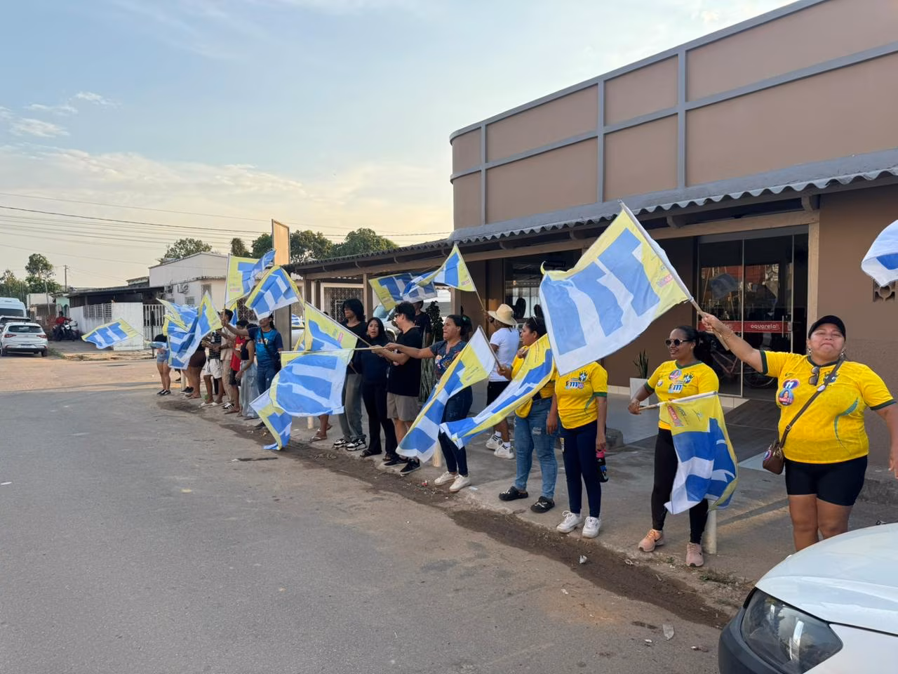 Apoiadores de Gladson realizam bandeiraço antes de comício em Sena