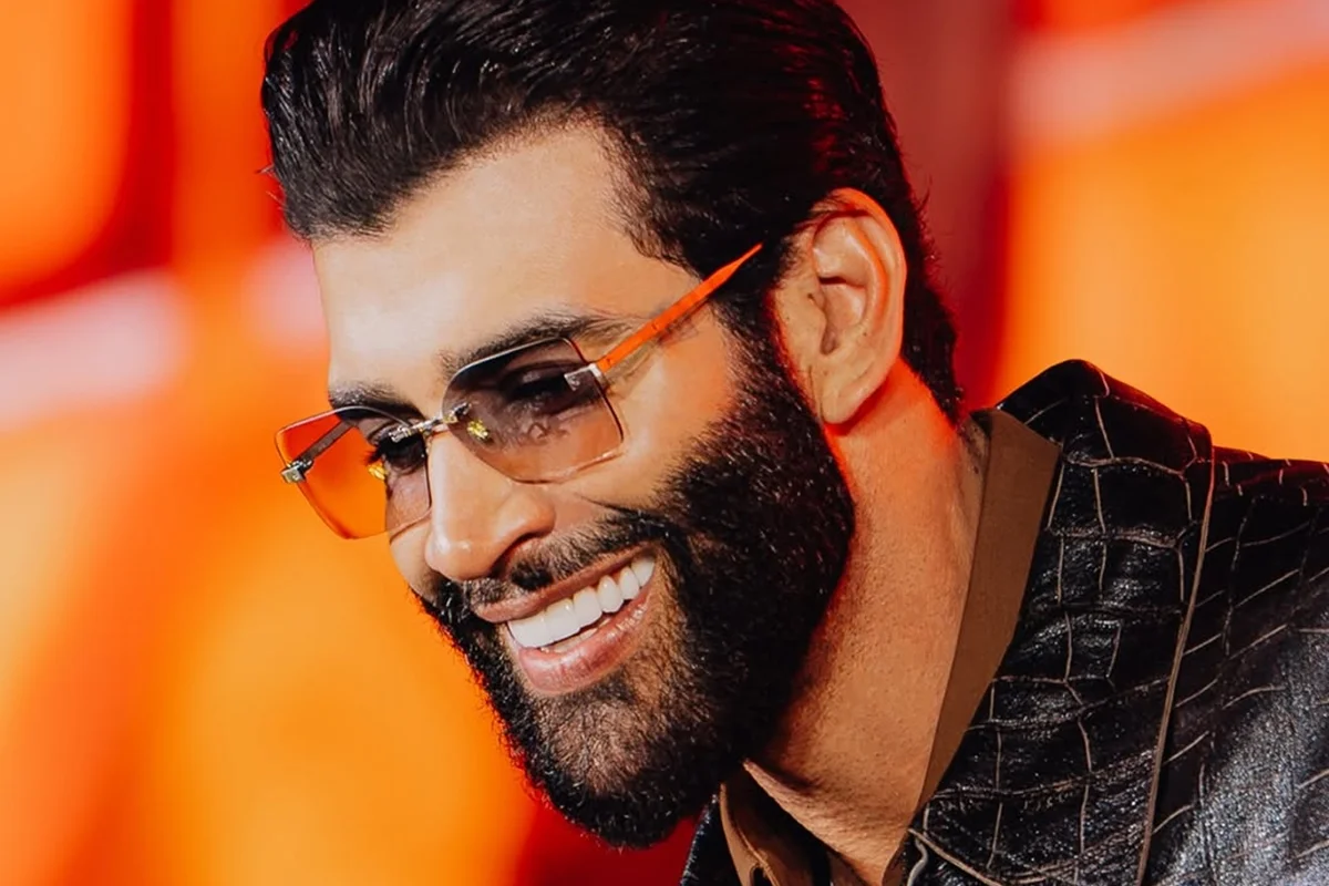 Gusttavo Lima raspa a barba, adota bigode e surpreende fãs com novo visual