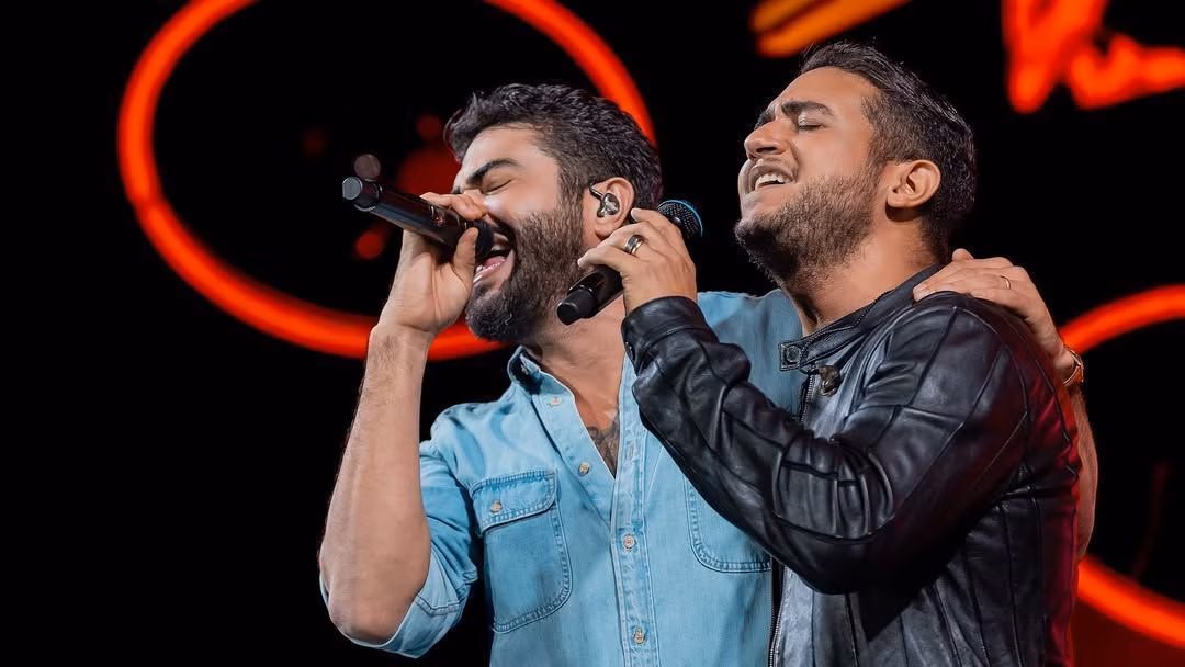 Henrique, da dupla com Juliano, se emociona ao fazer desabafo em show
