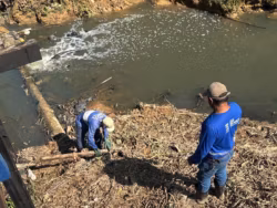 Prefeitura retira 25 toneladas de lixo de igarapé em apenas um dia