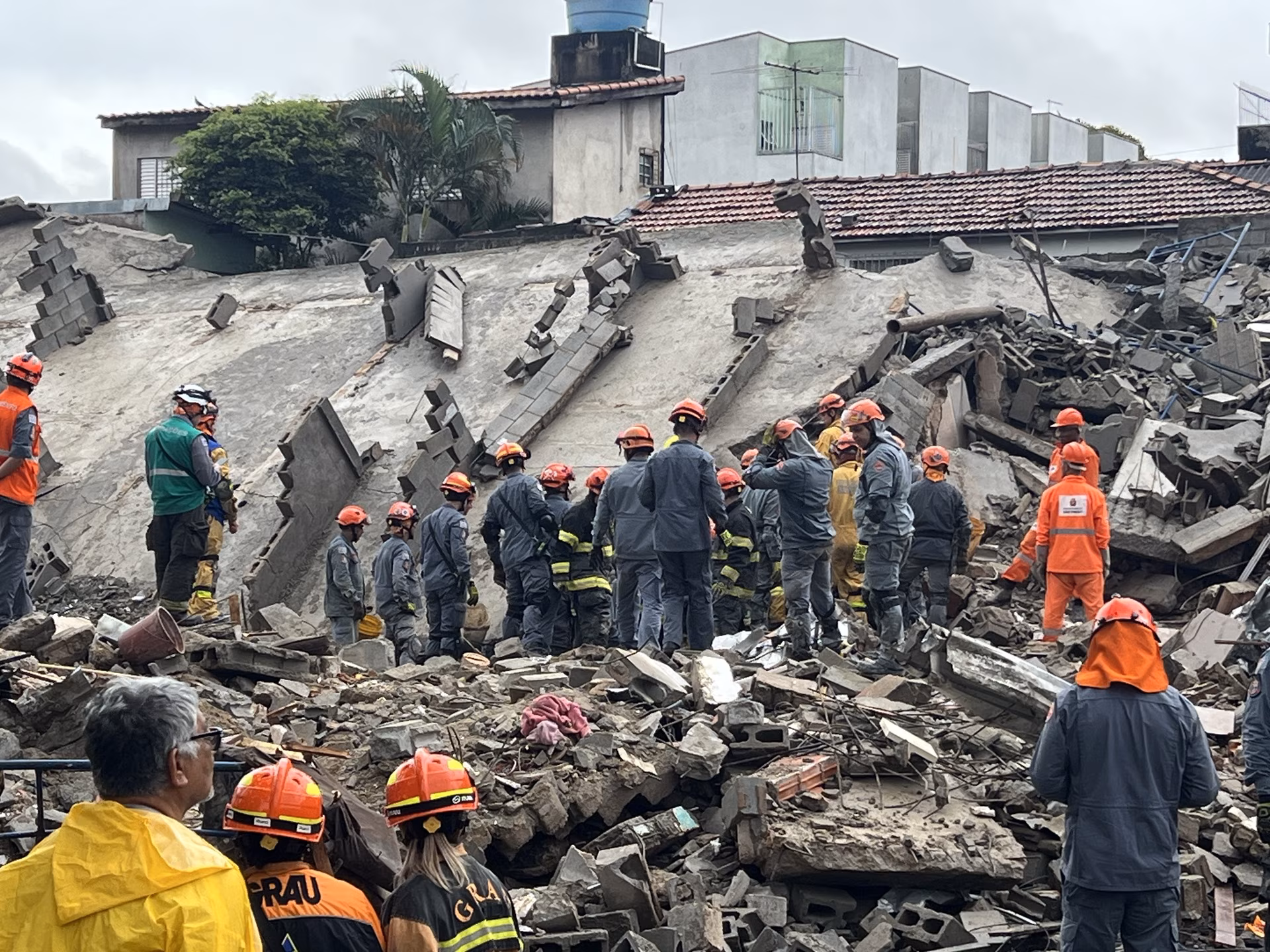 Capital de SP tem 3 mortos e 3 desaparecidos em desabamento após fortes chuvas