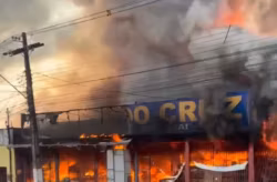 Estabelecimento comercial é destruído por incêndio nesta sexta na capital