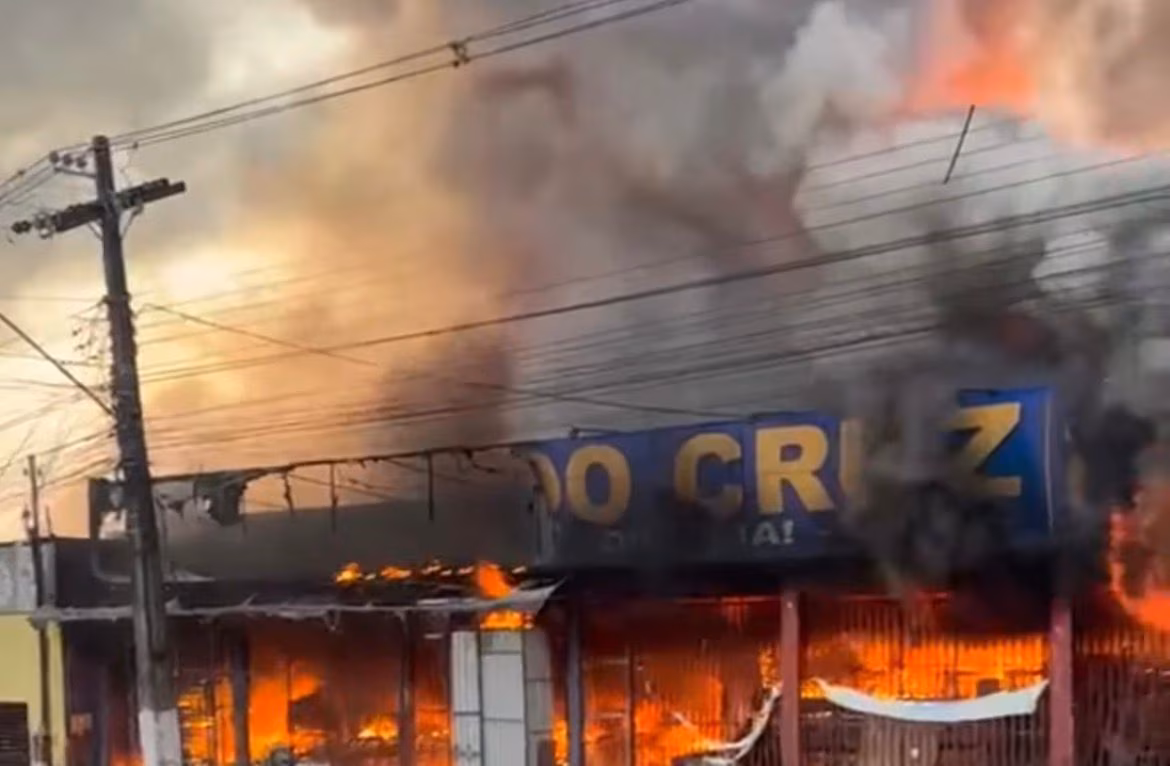 Estabelecimento comercial é destruído por incêndio nesta sexta na capital