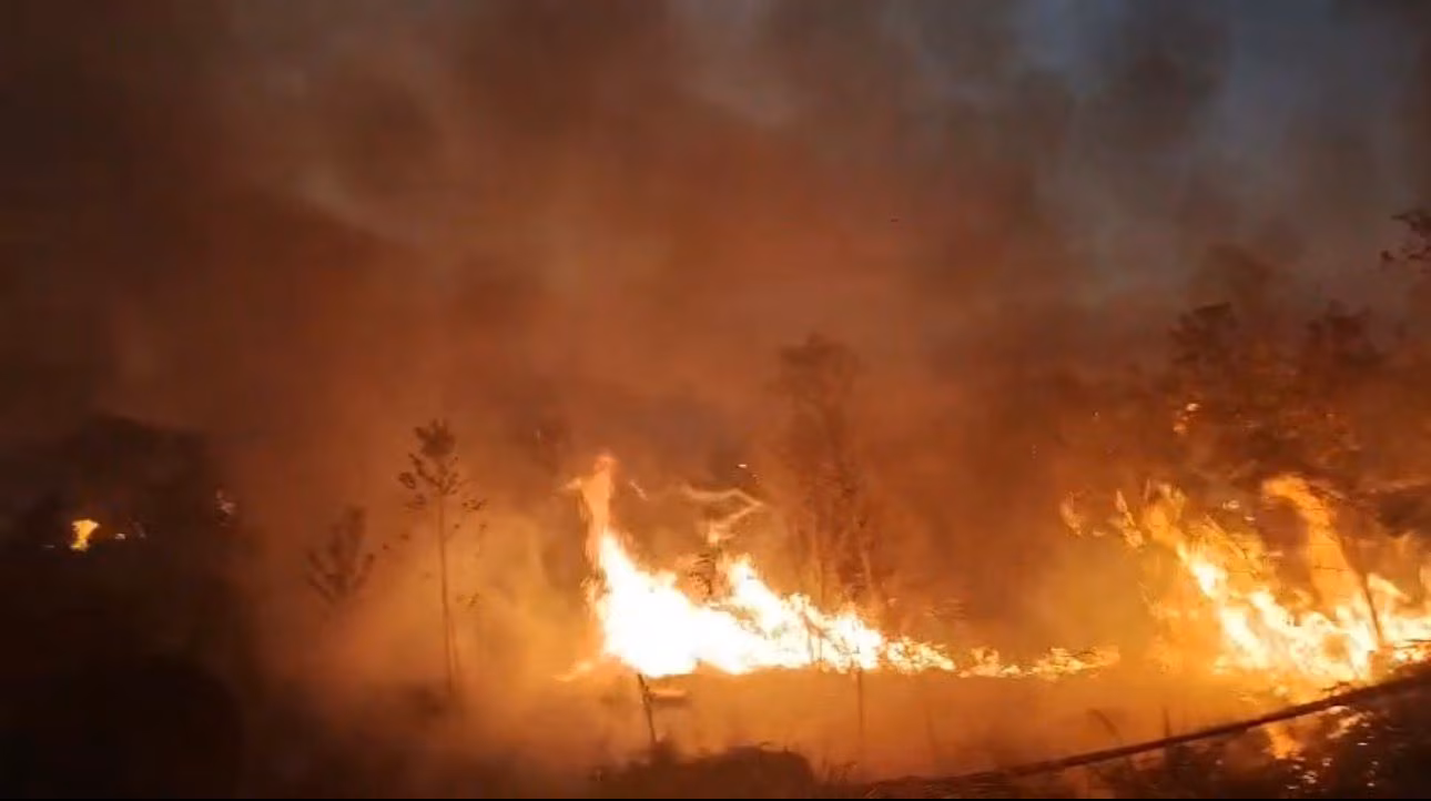 Incêndio de grandes proporções assusta moradores de ramal próximo à Sena
