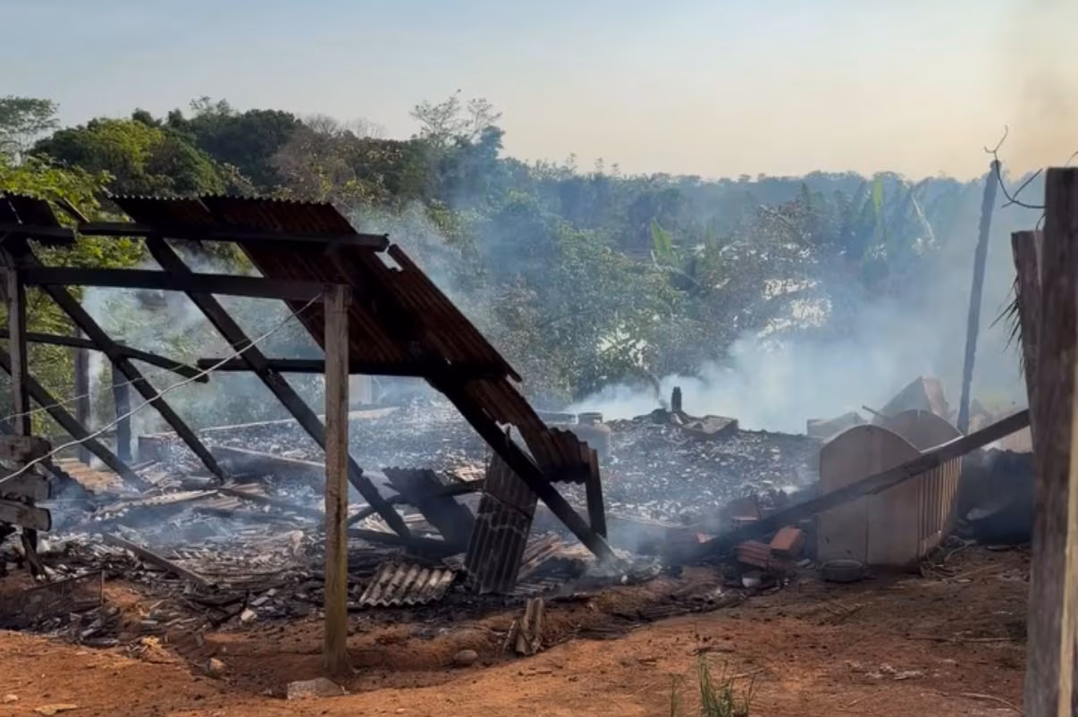 Garoto de 14 anos sofre queimaduras ao salvar dois irmãos durante incêndio