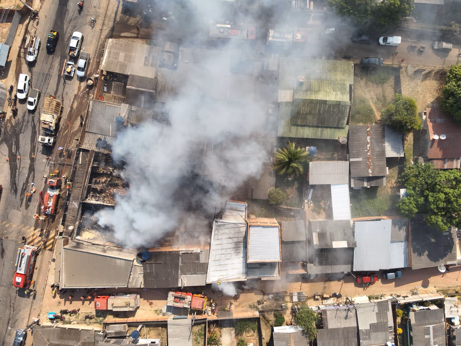 Imagens mostram danos causados por incêndio que destruiu mercado na capital