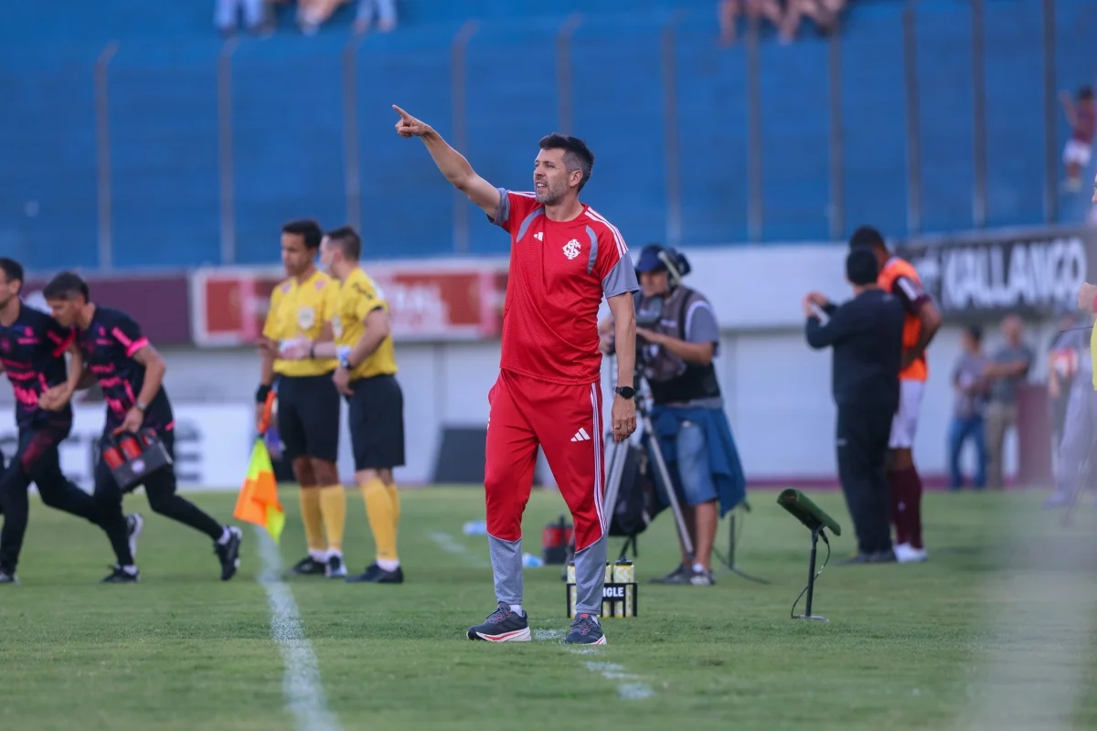 Internacional demite Paulo Pezzolano e Série A chega a 18 trocas de técnicos em 2026