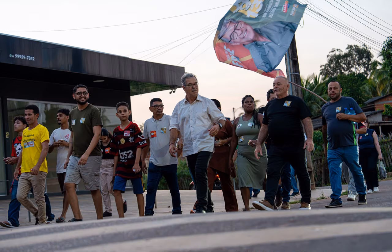 Jorge Viana recebe carinho de moradores durante caminhada no Montanhês