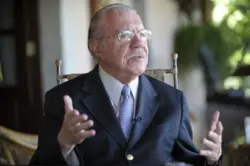 Ex-presidente José Sarney é internado com pneumonia aos 96 anos