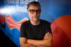 “Fiz o que achava que deveria ser feito”, diz Kleber Mendonça sobre percurso de ‘O Agente Secreto’