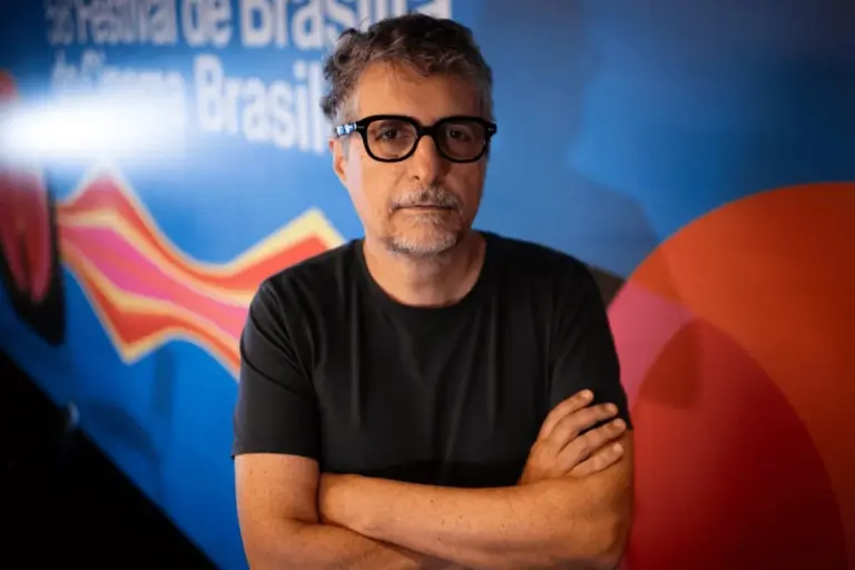 “Fiz o que achava que deveria ser feito”, diz Kleber Mendonça sobre percurso de ‘O Agente Secreto’
