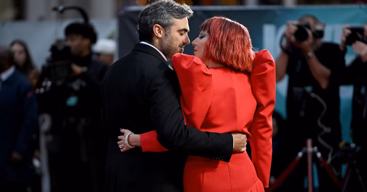Lady Gaga e Michael Polansky estão “radiantes” com 1º filho, diz site