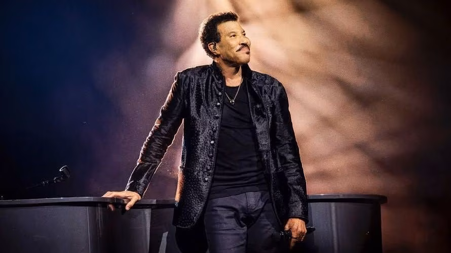 Lionel Richie continua hospitalizado devido a problemas cardíacos