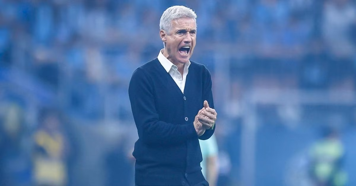 Torcedores do Grêmio xingam Luís Castro e pedem a volta de Renato Gaúcho