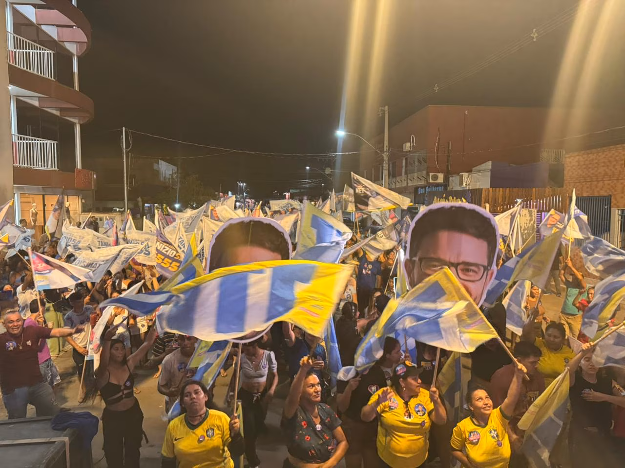 Apoiadores de Mailza e Jéssica Sales começam a ocupar comício em Sena