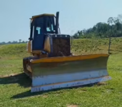 Moradora denuncia máquina parada há dias enquanto famílias continuam isoladas