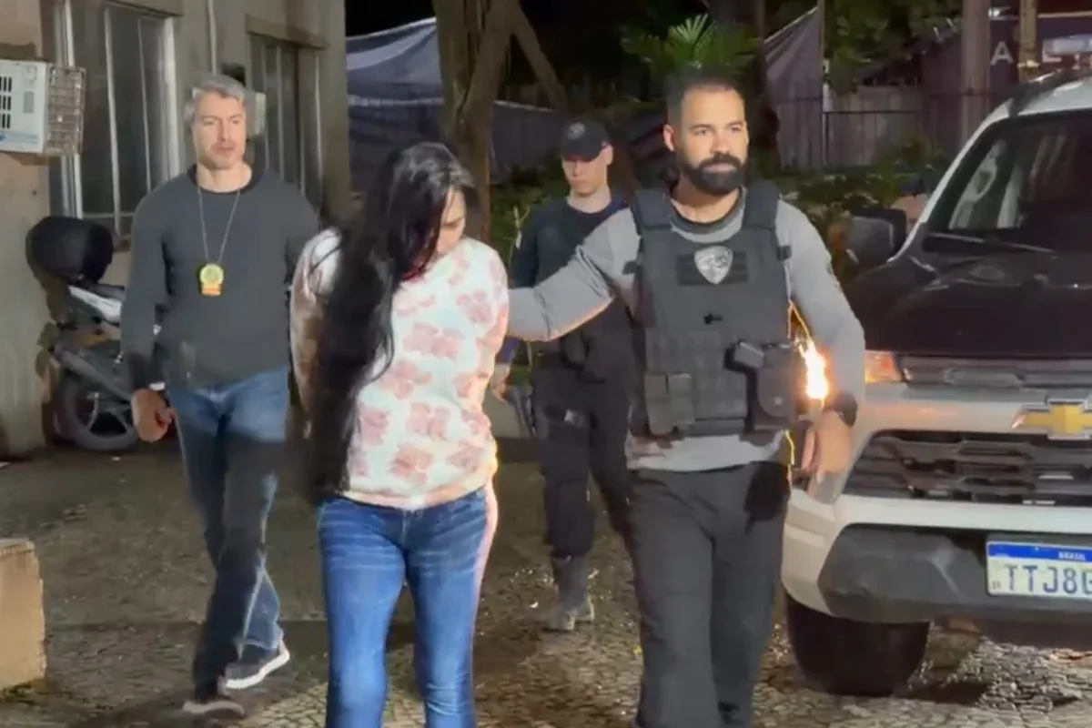 Mulher é presa suspeita de matar a própria mãe a marteladas por ciúmes do companheiro