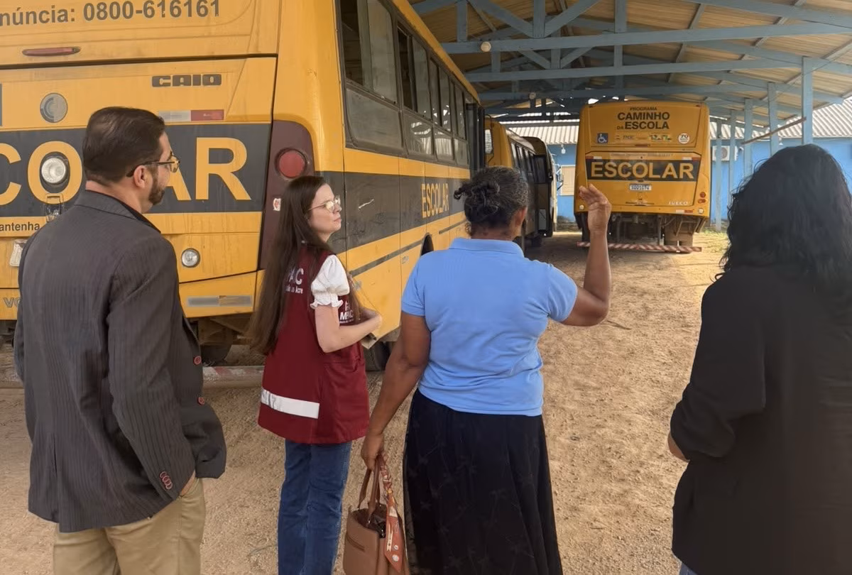 Três ônibus quebram e mais de 200 alunos têm transporte escolar afetado no Acre