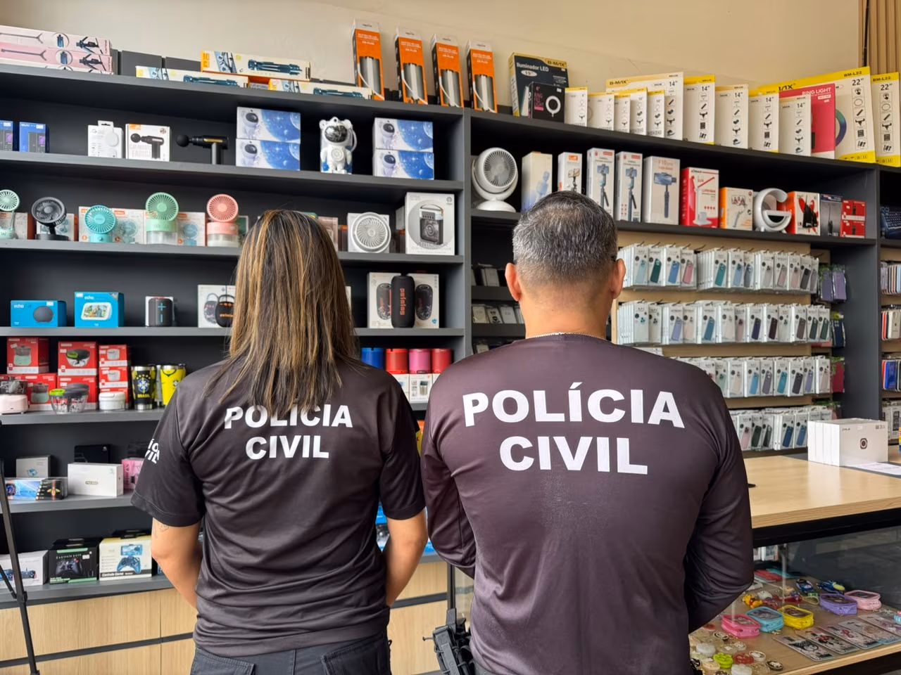De surpresa! Fiscalização em lojas do Acre apreende celulares, MacBooks e iPads