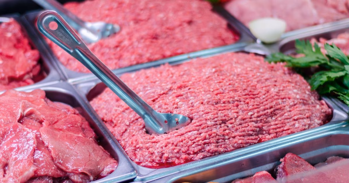 Açougueiro vende carne de porco como se fosse bovina e acaba condenado a 10 anos de prisão no Iraque; entenda o caso