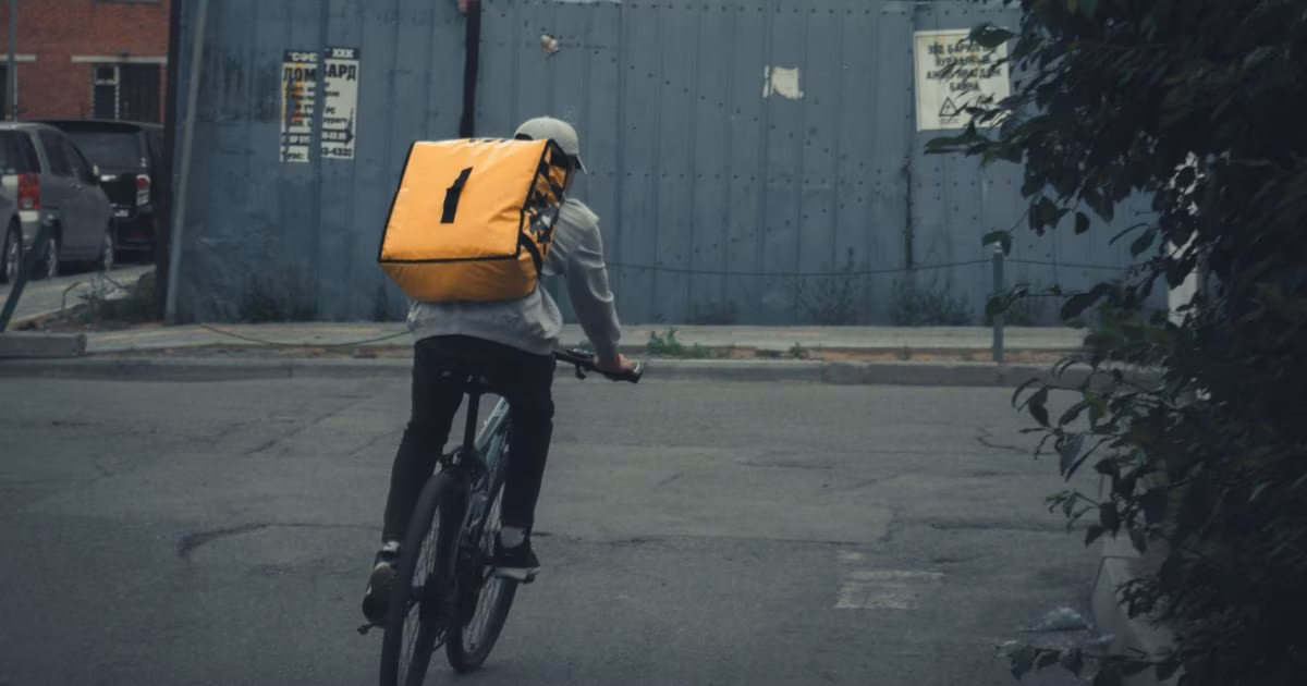 Bicicleta quebra durante entrega de delivery e trabalhador recebe surpresa emocionante que muda sua rotina